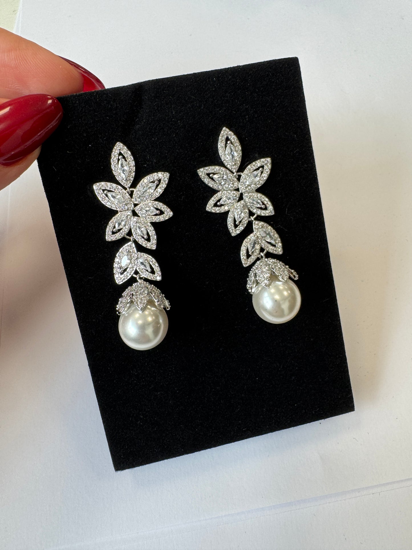 Foglioline di cristallo con perla pendente