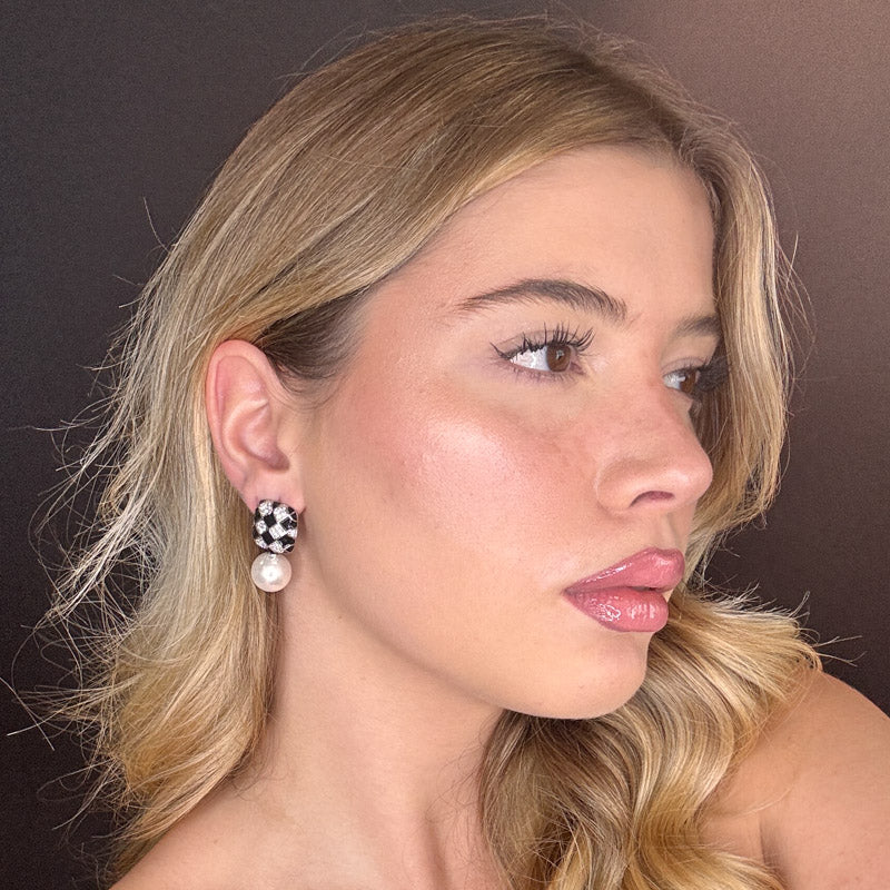 Scacchiera con perla pendente