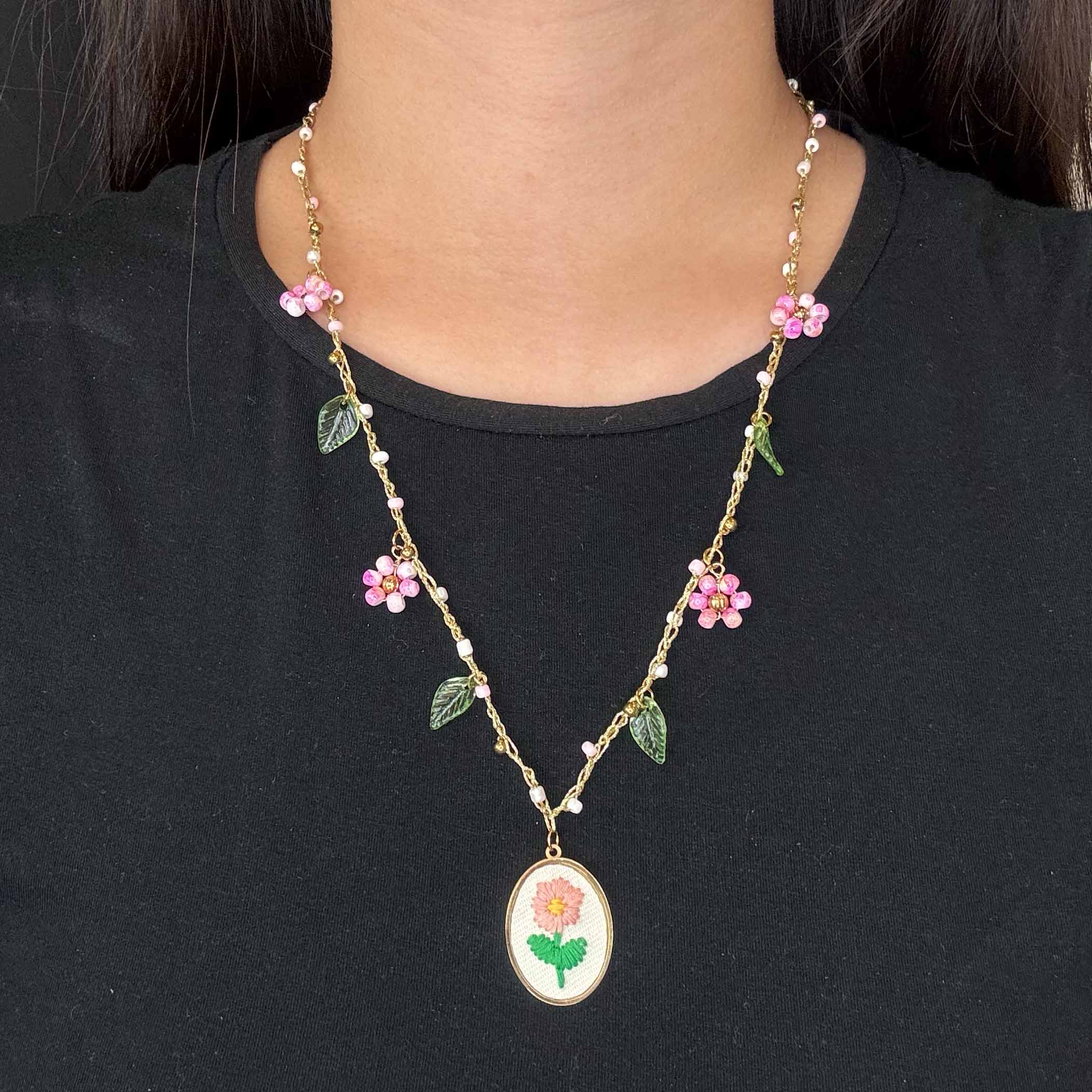 Collana con Ciondoli Fioriti