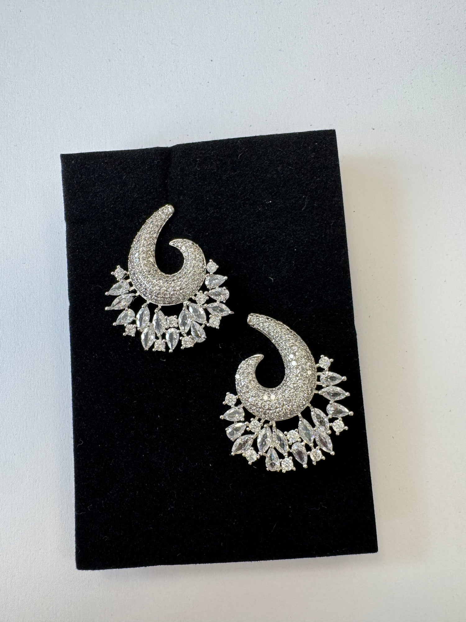 Palestro Milano Orecchini Virgola di pavè con cristalli