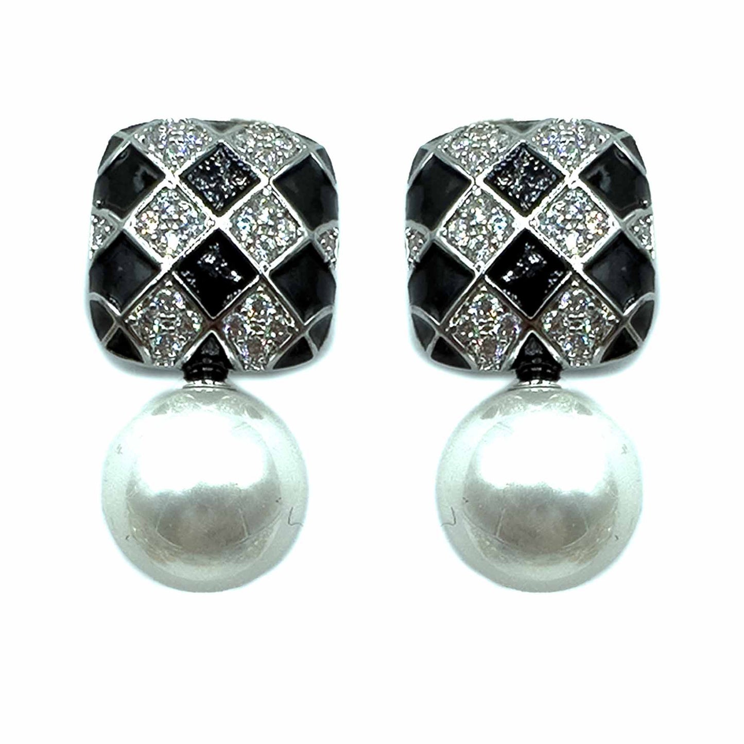 Scacchiera con perla pendente