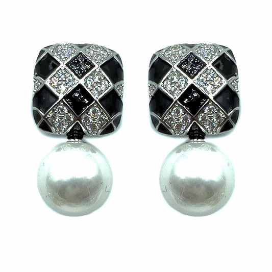 Scacchiera con perla pendente